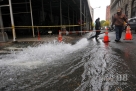 10月31日，施工人员在美国纽约曼哈顿下城排除一栋建筑内因飓风带来的洪水。新华社记者王雷摄