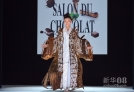 10月30日，韩国女演员金有贞在法国巴黎举行的巧克力展开幕时尚秀中展示巧克力制成的衣服。新华社/法新 