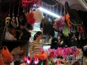10月31日，香港兰桂坊的一个小摊位上在出售万圣节装饰品。新华社记者 赵宇思 摄 