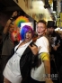10月31日，装扮成鬼怪的人们在香港兰桂坊狂欢。新华社记者 赵宇思 摄 