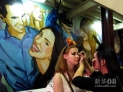 10月31日，一位外国游客在香港兰桂坊化“鬼怪”妆。新华社记者 赵宇思 摄 