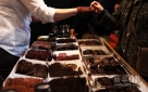 10月31日，一名巧克力商在法国巴黎巧克力沙龙上展示自己的产品。新华社记者高静摄  