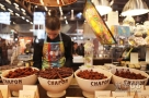 10月31日，一名巧克力商在法国巴黎巧克力沙龙上展示自己的产品。新华社记者高静摄  