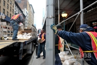 10月31日，地铁施工人员在美国纽约曼哈顿下城搬除地铁隧道口的防洪设施，加紧地铁的恢复清理。新华社记者王雷摄