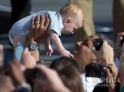11月1日，美国总统、民主党总统候选人奥巴马在拉斯韦加斯参加一场竞选活动时抱起一名婴儿。新华社/美联 
