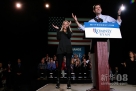 11月1日，美国共和党副总统候选人保罗·瑞安（右）与夫人在内华达州里诺参加一场竞选活动。 新华社/美联