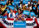 11月1日，美国第一夫人米歇尔·奥巴马在迈阿密参加一场竞选活动时发表助选演讲。新华社/美联