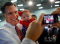11月1日，美国共和党总统候选人罗姆尼在弗吉尼亚州多斯韦尔举办的一场竞选活动中抱着一名婴儿合影。新华社/路透