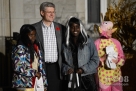 10月31日晚，加拿大总理斯蒂芬·哈珀在渥太华总理官邸和打扮得千奇百怪、前来讨糖果的孩子们合影，共同欢度万圣节前夜。新华社发（詹姆斯·派克摄） 