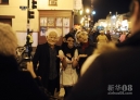 10月31日，在美国首都华盛顿的一条商业街上，人们身着奇装异服参加万圣节游行活动。新华社记者王轶欧摄