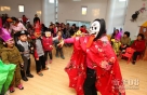 10月31日，山东省潍坊市高新智野国际幼儿园的一名老师身着万圣节主题服装与孩子们做游戏。新华社发（孙树宝 摄）  