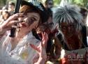10月27日，澳大利亚悉尼的中央商业区举行万圣节僵尸行走活动。数百人参加了活动，为脑部基金会筹集善款。新华社/EPA欧新