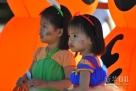  10月28日，在美国旧金山，两名小女孩化妆参加万圣节庆祝活动。 美国旧金山于当日举办活动，庆祝即将到来的万圣节。新华社发（刘艺霖摄） 