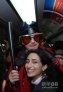 10月27日，人们盛装打扮参加加拿大温哥华一年一度的“万圣节空中列车派对”。新华社发（弗尔季·奥蒂洛摄）