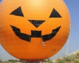 10月1日，在美国加利福尼亚州欧文市一个公园，气球驾驶员威廉姆斯为一个巨型氦气球化妆，准备迎接万圣节。   新华社/美联 