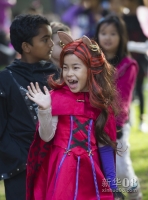 10月31日，在美国加利福尼亚州阿卡迪亚的一所小学，学生们在校园里举行万圣节游行。当日是美国传统的万圣节，这所小学的学生穿上各自为万圣节准备的服装，在校园里游行。新华社记者杨磊摄 