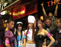 10月31日，装扮成鬼怪的人们在香港兰桂坊狂欢。当晚是万圣节前夜，不少游客和市民聚集到香港兰桂坊，在酒吧和街道上“装神弄鬼”，为万圣节制造出刺激、欢乐的气氛。新华社记者 赵宇思 摄  