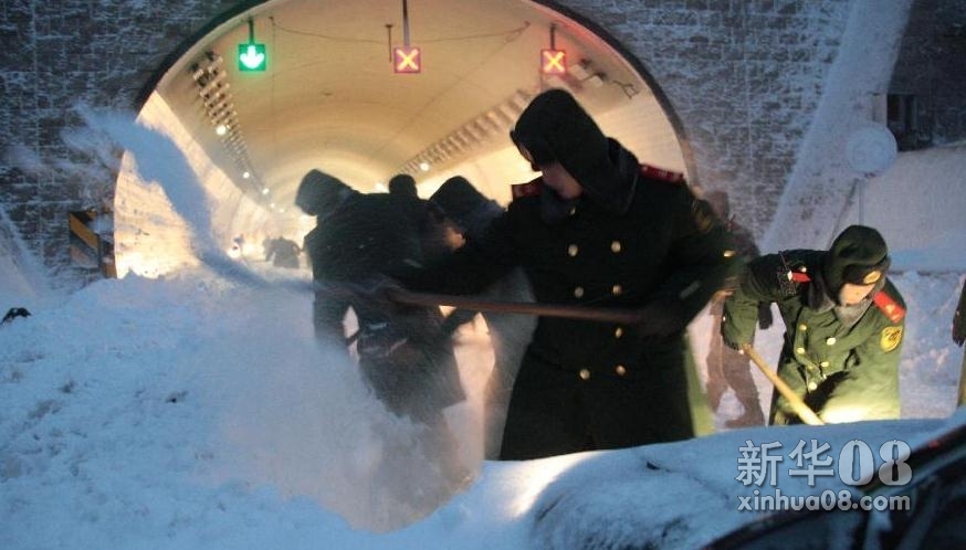 2012年11月4日，武警北京总队五支队战士在京藏高速八达岭路段清扫积雪。
