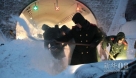 2012年11月4日，武警北京总队五支队战士在京藏高速八达岭路段清扫积雪。
