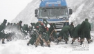 2012年11月4日，武警北京总队五支队战士在京藏高速八达岭路段清扫积雪。