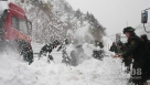 2012年11月4日，武警北京总队五支队战士在京藏高速八达岭路段清扫积雪。