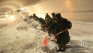 2012年11月4日，武警北京总队五支队战士在京藏高速八达岭路段清扫积雪。