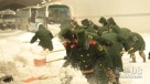 2012年11月4日，武警北京总队五支队战士在京藏高速八达岭路段清扫积雪。