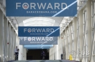 新华社照片，芝加哥，2012年11月5日 11月4日，一名工作人员从美国芝加哥市麦考米克会展中心的长廊上走过。 新华社记者杨磊摄  
