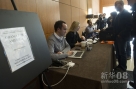 新华社照片，芝加哥，2012年11月5日 11月4日，工作人员在美国芝加哥市麦考米克会展中心发放记者证。约有2000名记者的采访申请获得批准。新华社记者杨磊摄  
