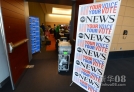 新华社照片，波士顿，2012年11月4日 11月4日，美国媒体记者在波士顿会展中心准备工作间。 新华社记者王雷摄 