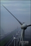 图为埃姆登北海港附近的E-66风力发电机上的E-112风力发电机塔。新华社/GAMMA伽玛