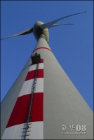 图为埃姆登北海港附近的E-66风力发电机上的E-112风力发电机塔。新华社/GAMMA伽玛