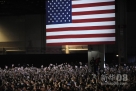新华社照片，芝加哥，2012年11月7日 11月6日，美国现任总统奥巴马的支持者在奥巴马竞选总部所在地芝加哥参加竞选之夜集会时欢呼胜利。新华社记者张军摄 