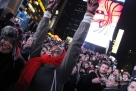 新华社照片，纽约，2012年11月7日 11月6日，在美国纽约时报广场，奥巴马的支持者欢呼庆祝。新华社记者伍婧丹摄