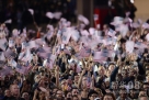 新华社照片，芝加哥，2012年11月7日 11月6日，美国现任总统奥巴马的支持者在奥巴马竞选总部所在地芝加哥参加竞选之夜集会时欢呼胜利。新华社记者杨磊摄