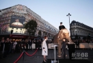 11月6日，在法国巴黎老佛爷百货公司举行的圣诞“点灯”仪式上，一头大象作为嘉宾“按动”点灯按钮。新华社记者高静摄  