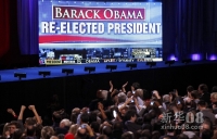 新华社照片，路透，2012年11月7日 11月6日，在美国芝加哥，奥巴马的支持者在观看CNN电视台宣布奥巴马连任美国总统已成定局的消息后鼓掌欢呼。 新华社/路透  