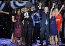 新华社照片，芝加哥，2012年11月7日 11月7日，在美国第三大城市芝加哥举行的选举夜聚会上，美国总统奥巴马（前左二）和竞选搭档、副总统拜登（前右二）感谢支持者。新华社记者张军摄 