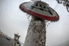 大量摇蚊聚集在武汉东湖边的路标杆上（11月15日摄）。新华社记者 程敏 摄 