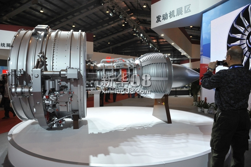 2012年11月14日 11月14日,观众在参观中航工业展区展示的"岷山"发动机