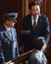 11月16日，在日本首都东京，首相野田佳彦（右）到达众议院全体会议会场。新华社/法新