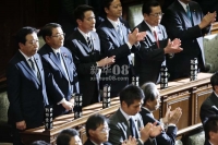 1月16日，在日本首都东京，首相野田佳彦（左一）与内阁成员出席众议院全体会议。新华社/路透 