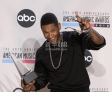 11月18日，在美国洛杉矶举行的第40届全美音乐奖颁奖典礼上，亚瑟小子获颁“最受欢迎灵魂乐/R&B男歌手”奖。新华社/路透