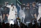 11月18日，韩国歌手朴载相（前右）在美国洛杉矶举行的第40届全美音乐奖颁奖典礼上表演《江南Style》。新华社/路透