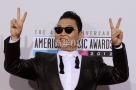 11月18日，韩国歌手朴载相出席美国洛杉矶举行的第40届全美音乐奖颁奖典礼。新华社/路透