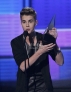 11月18日，在美国洛杉矶举行的第40届全美音乐奖颁奖典礼上，歌手贾斯汀·比伯获颁“最受欢迎流行／摇滚男歌手”奖。新华社/路透