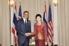 图为11月18日，泰国总理英拉·西那瓦（右）会见美国总统奥巴马。 