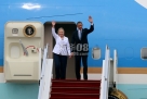 11月19日，在缅甸仰光机场，美国总统奥巴马（右）和国务卿希拉里·克林顿走出机舱，向迎接人员挥手致意。当日，美国总统奥巴马抵达仰光，开始对缅甸进行6小时的访问。新华社发（吴昂摄）美联社记者马修·彭宁顿认为，奥巴马将在第二届任期中维持亚洲枢轴战略，奥巴马连任意味着他能够继续推行第一届任期时开始实施的向亚太地区战略转移的方针，但该地区得到的关注和资源可能受到中东不稳定局势和华盛顿预算之争的限制。