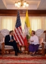 11月19日，缅甸总统吴登盛（右）在位于仰光的议会大厦会见美国总统奥巴马。当日，美国总统奥巴马抵达仰光，开始对缅甸进行6小时的访问。新华社/缅通社