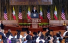 美国总统奥巴马访问缅甸。11月19日，美国总统奥巴马在仰光大学发表演讲。当日，美国总统奥巴马抵达仰光，开始对缅甸进行6小时的访问。新华社照片，仰光，2012年11月19日  新华社发（吴昂摄）